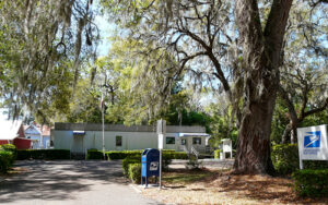 Worthington Springs Post Office in Union County, Florida with large oak trees