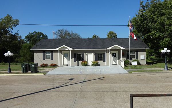 Abbeville City Hall, a single-story civic
building with flags in Abbeville, Wilcox
County, Georgia