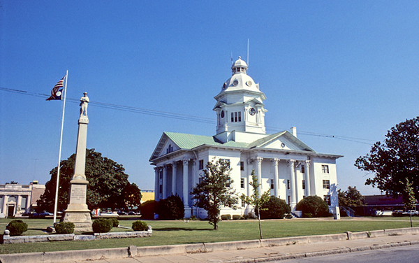 Colquitt County Courthouse and Confederate monument in downtown Moultrie, Georgia