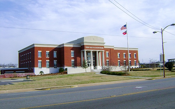 Crisp County Courthouse and landscaped grounds in Cordele, Georgia