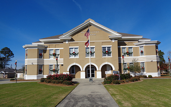 Jeff Davis County Courthouse with landscaped grounds in Hazlehurst, Georgia