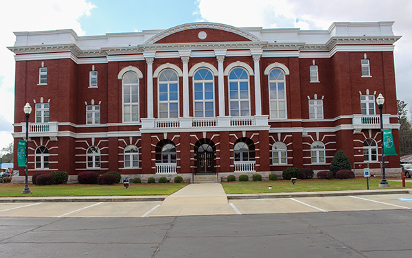 Tattnall County Courthouse with red-brick façade and arched windows in Reidsville, Georgia