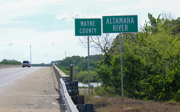 Highway signs marking the Wayne County line
and the Altamaha River crossing on US-84 in
Georgia