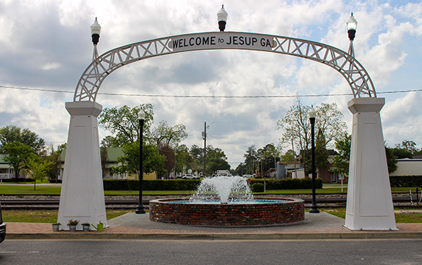 The "Welcome to Jesup GA" steel arch and
fountain beside the railroad tracks in
downtown Jesup, Georgia
