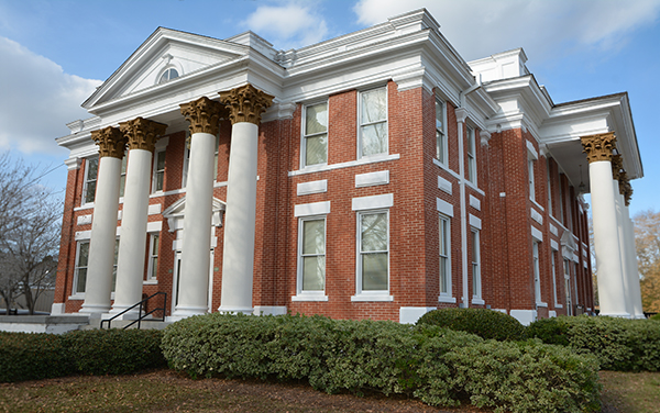 The historic Wheeler County Courthouse in
Alamo, Georgia, a 1917 red-brick Neoclassical
building with tall white columns on multiple
facades