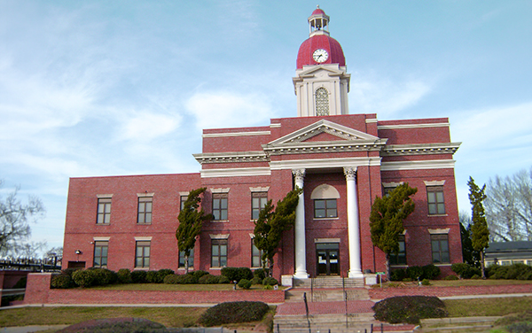 The historic Worth County Courthouse in
Sylvester, Georgia, a red-brick Neoclassical
building with white columns and a red-domed
clock tower